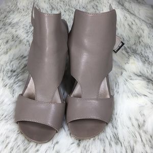 4/$25  Light Gray leather wedge